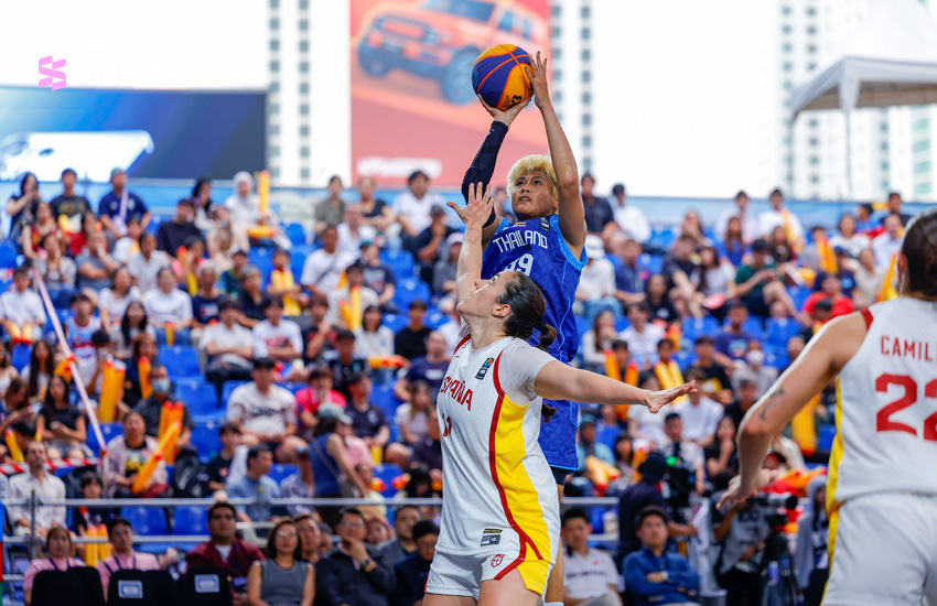 นักกีฬาบาสเกตบอล 3x3 ทีมชาติไทย กำลังแข่งขันในศึก FIBA 3x3 Champions Cup 2026 ที่เซ็นทรัลเวิลด์ 5