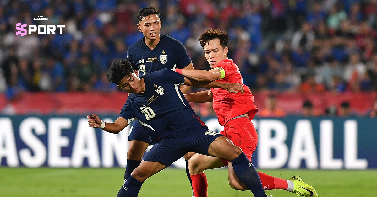 นักฟุตบอลทีมชาติไทย กำลังเลี้ยงบอลในเกมการแข่งขัน