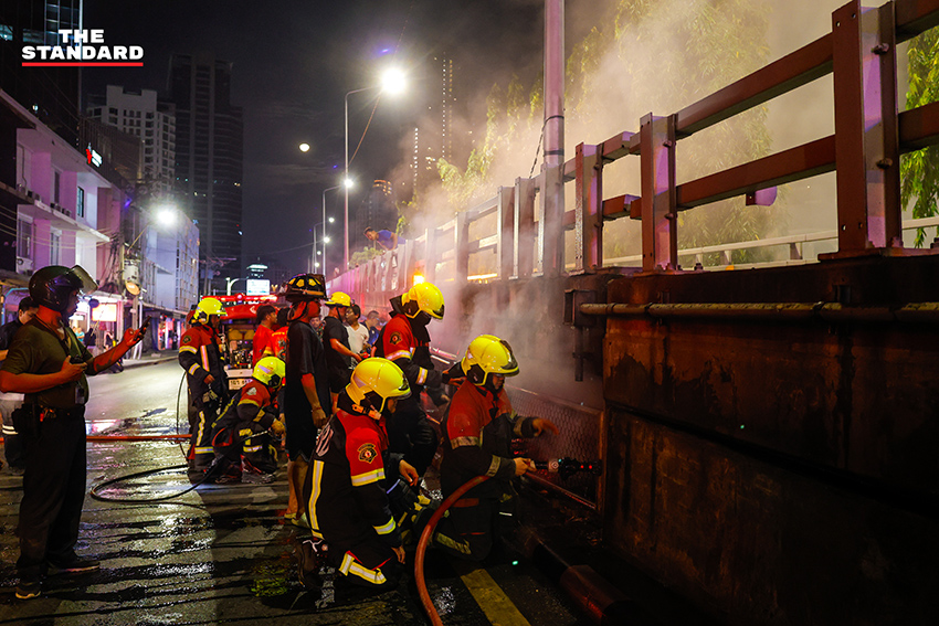 ภาพเหตุเพลิงไหม้กองขยะใต้สะพานไทย-ญี่ปุ่น แยกสามย่าน เจ้าหน้าที่กำลังควบคุมเพลิง 1