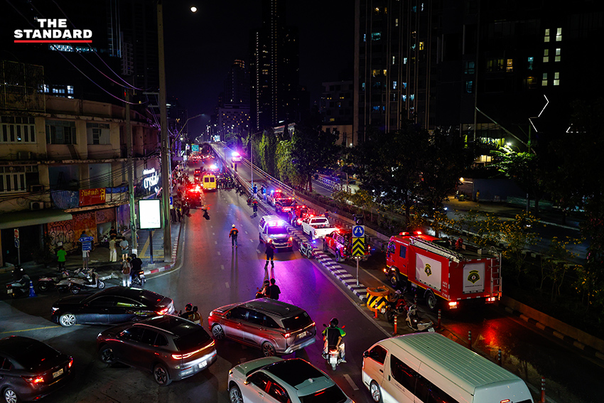 ภาพเหตุเพลิงไหม้กองขยะใต้สะพานไทย-ญี่ปุ่น แยกสามย่าน เจ้าหน้าที่กำลังควบคุมเพลิง 2