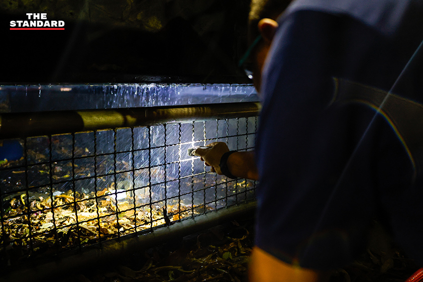ภาพเหตุเพลิงไหม้กองขยะใต้สะพานไทย-ญี่ปุ่น แยกสามย่าน เจ้าหน้าที่กำลังควบคุมเพลิง 3