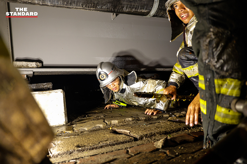 ภาพเหตุเพลิงไหม้กองขยะใต้สะพานไทย-ญี่ปุ่น แยกสามย่าน เจ้าหน้าที่กำลังควบคุมเพลิง 4