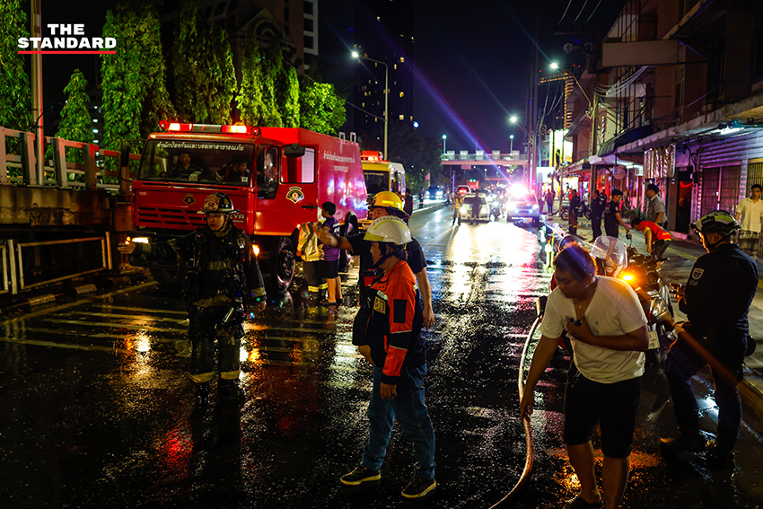 ภาพเหตุเพลิงไหม้กองขยะใต้สะพานไทย-ญี่ปุ่น แยกสามย่าน เจ้าหน้าที่กำลังควบคุมเพลิง 5