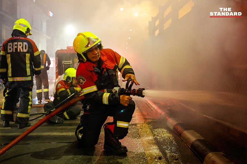 ภาพเหตุเพลิงไหม้กองขยะใต้สะพานไทย-ญี่ปุ่น แยกสามย่าน เจ้าหน้าที่กำลังควบคุมเพลิง 6