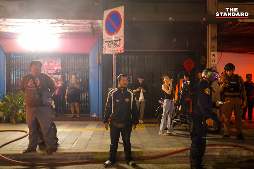 ภาพเหตุเพลิงไหม้กองขยะใต้สะพานไทย-ญี่ปุ่น แยกสามย่าน เจ้าหน้าที่กำลังควบคุมเพลิง 7