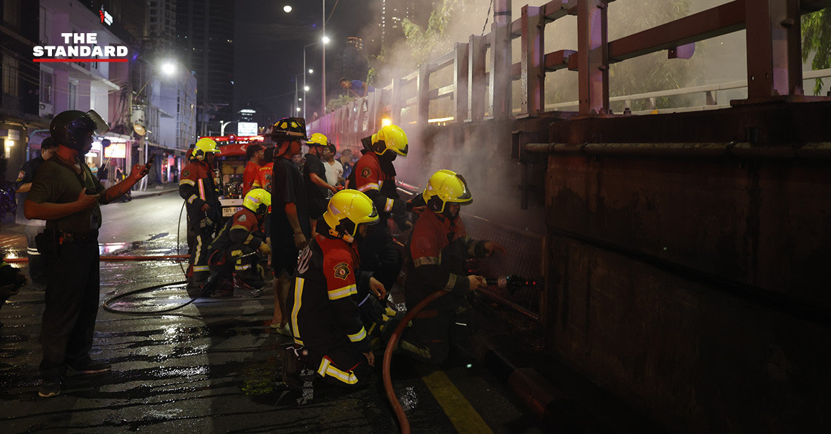 ภาพเหตุเพลิงไหม้กองขยะใต้สะพานไทย-ญี่ปุ่น แยกสามย่าน เจ้าหน้าที่กำลังควบคุมเพลิง