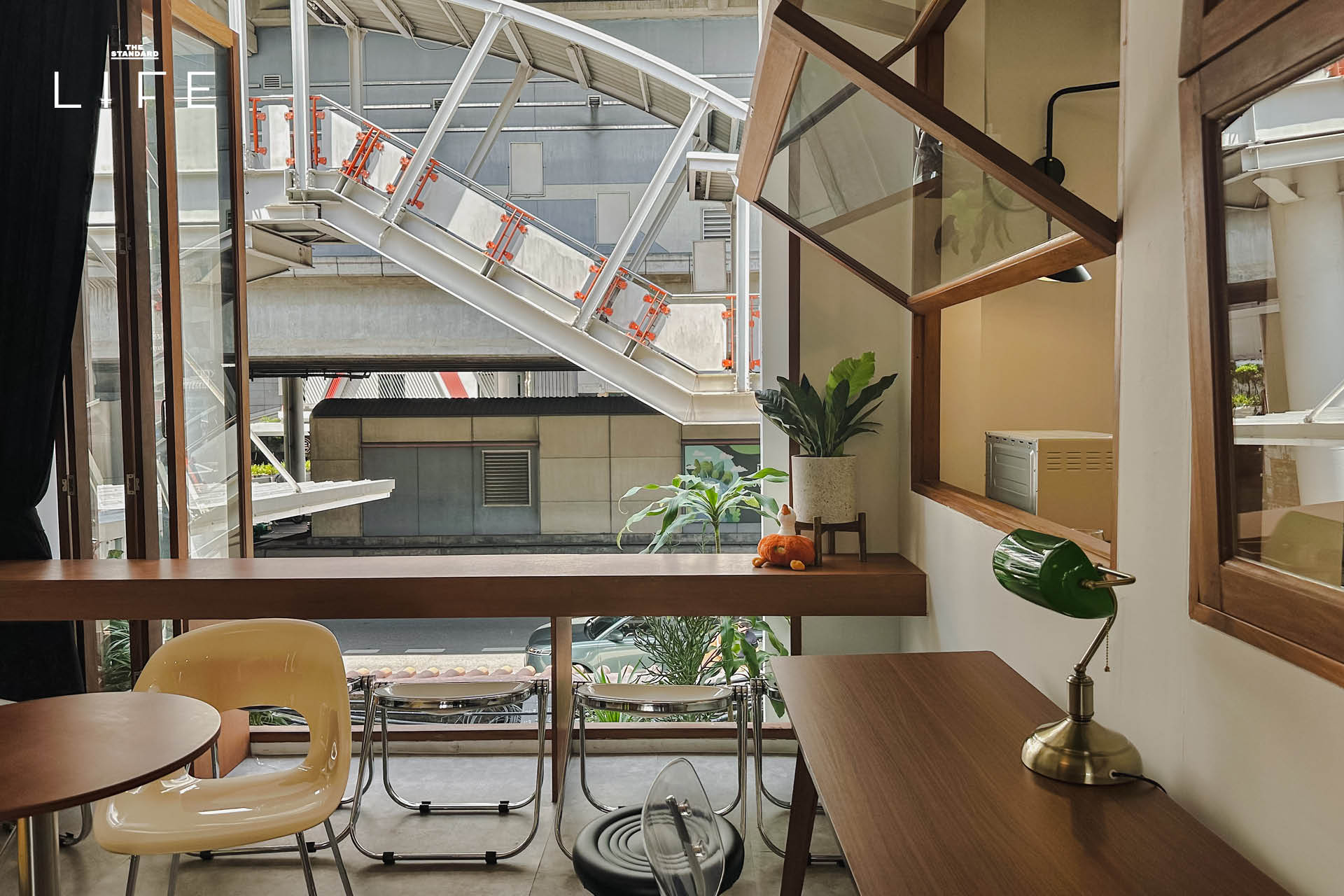 บรรยากาศภายในคาเฟ่ Friends and Duck ย่านสนามเป้า ที่มีดีไซน์โฮมมี่ โปร่งโล่ง พร้อมมุมทำงานใกล้ BTS 1