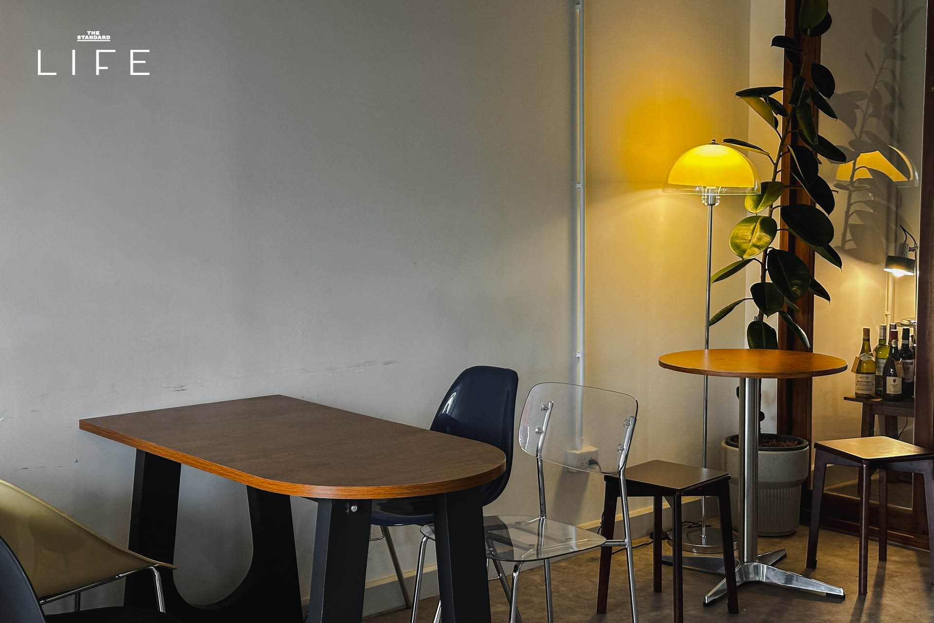 บรรยากาศภายในคาเฟ่ Friends and Duck ย่านสนามเป้า ที่มีดีไซน์โฮมมี่ โปร่งโล่ง พร้อมมุมทำงานใกล้ BTS 10