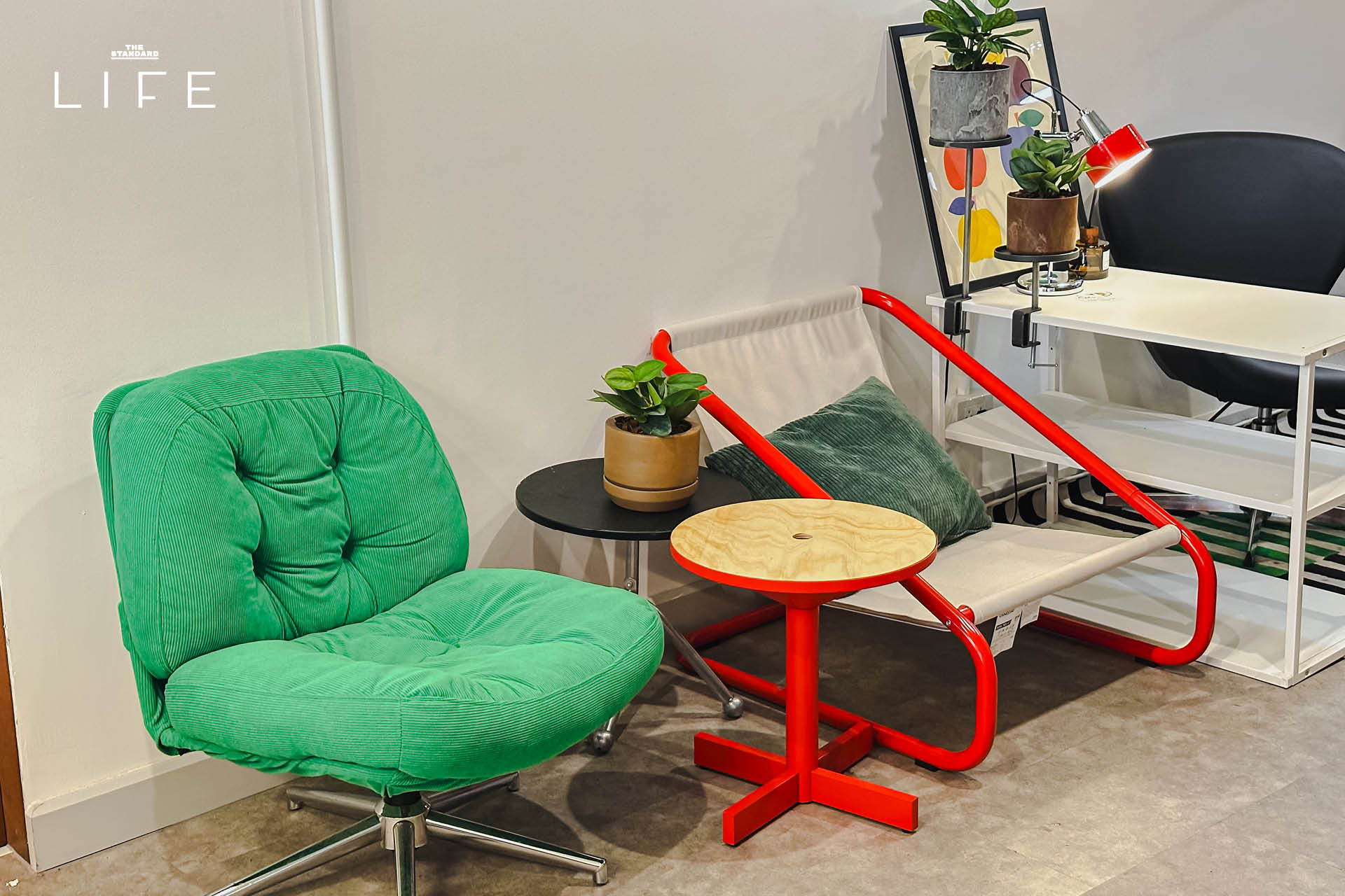 บรรยากาศภายในคาเฟ่ Friends and Duck ย่านสนามเป้า ที่มีดีไซน์โฮมมี่ โปร่งโล่ง พร้อมมุมทำงานใกล้ BTS 12