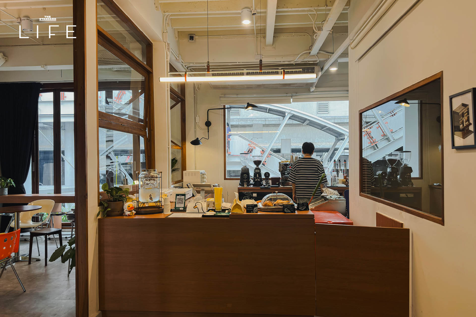 บรรยากาศภายในคาเฟ่ Friends and Duck ย่านสนามเป้า ที่มีดีไซน์โฮมมี่ โปร่งโล่ง พร้อมมุมทำงานใกล้ BTS 2