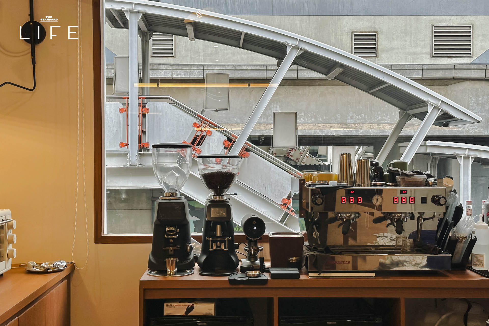 บรรยากาศภายในคาเฟ่ Friends and Duck ย่านสนามเป้า ที่มีดีไซน์โฮมมี่ โปร่งโล่ง พร้อมมุมทำงานใกล้ BTS 4