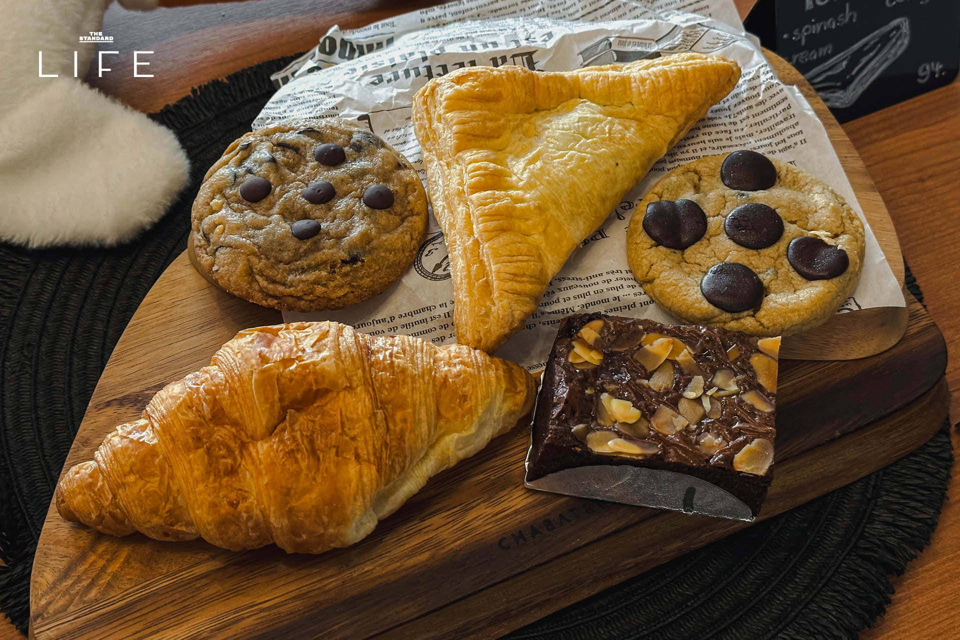 บรรยากาศภายในคาเฟ่ Friends and Duck ย่านสนามเป้า ที่มีดีไซน์โฮมมี่ โปร่งโล่ง พร้อมมุมทำงานใกล้ BTS 5