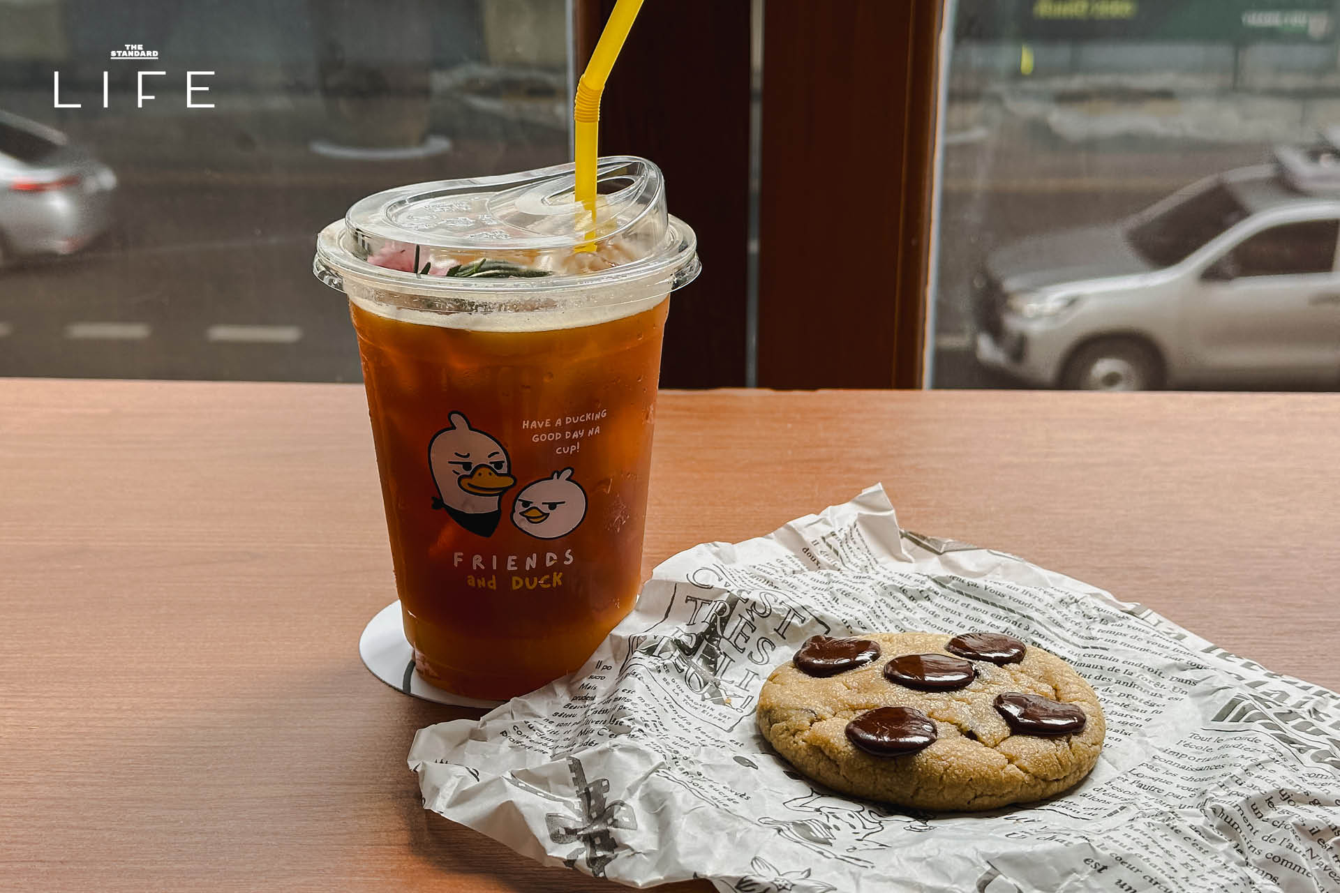 บรรยากาศภายในคาเฟ่ Friends and Duck ย่านสนามเป้า ที่มีดีไซน์โฮมมี่ โปร่งโล่ง พร้อมมุมทำงานใกล้ BTS 7