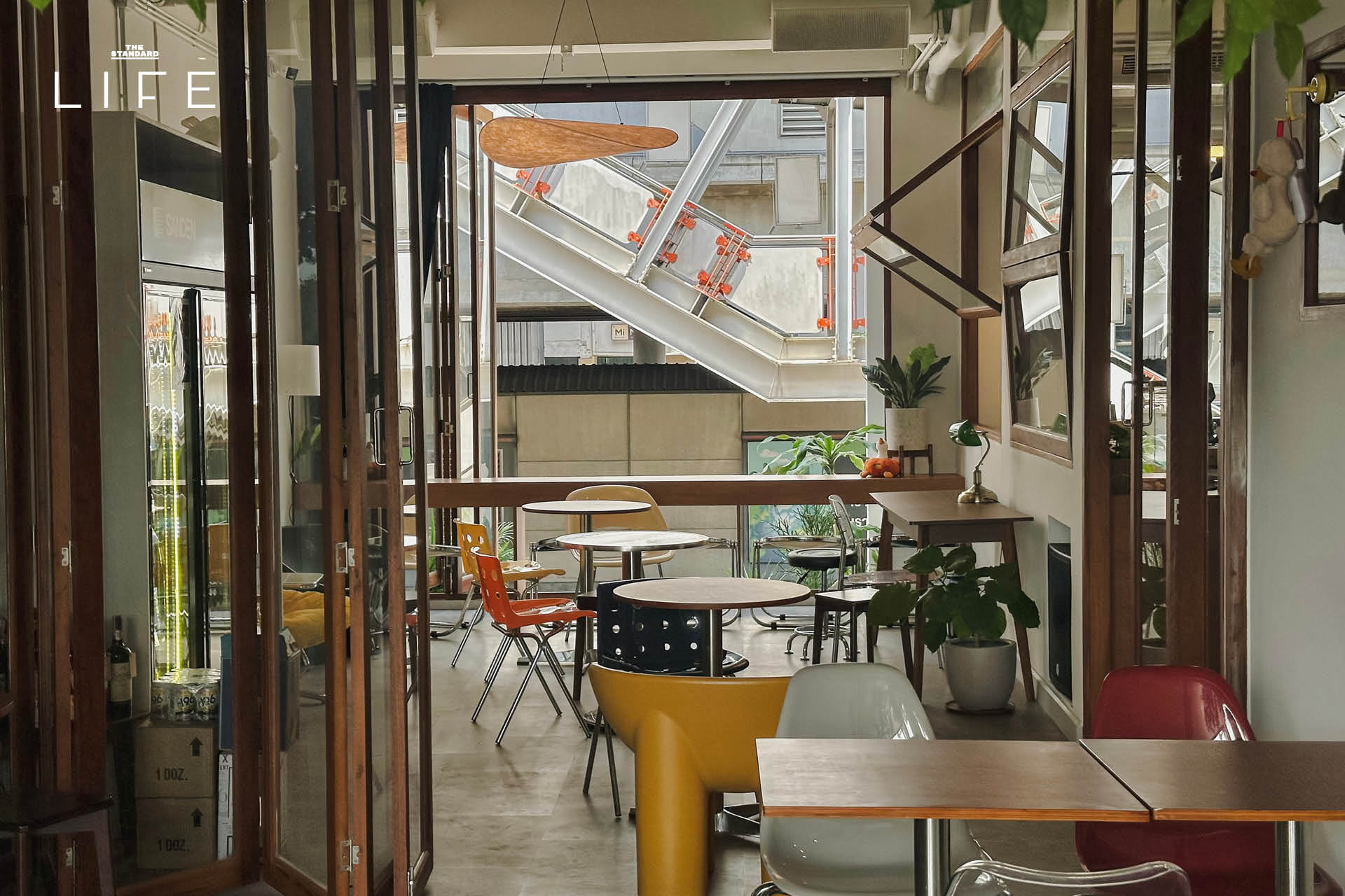 บรรยากาศภายในคาเฟ่ Friends and Duck ย่านสนามเป้า ที่มีดีไซน์โฮมมี่ โปร่งโล่ง พร้อมมุมทำงานใกล้ BTS 8