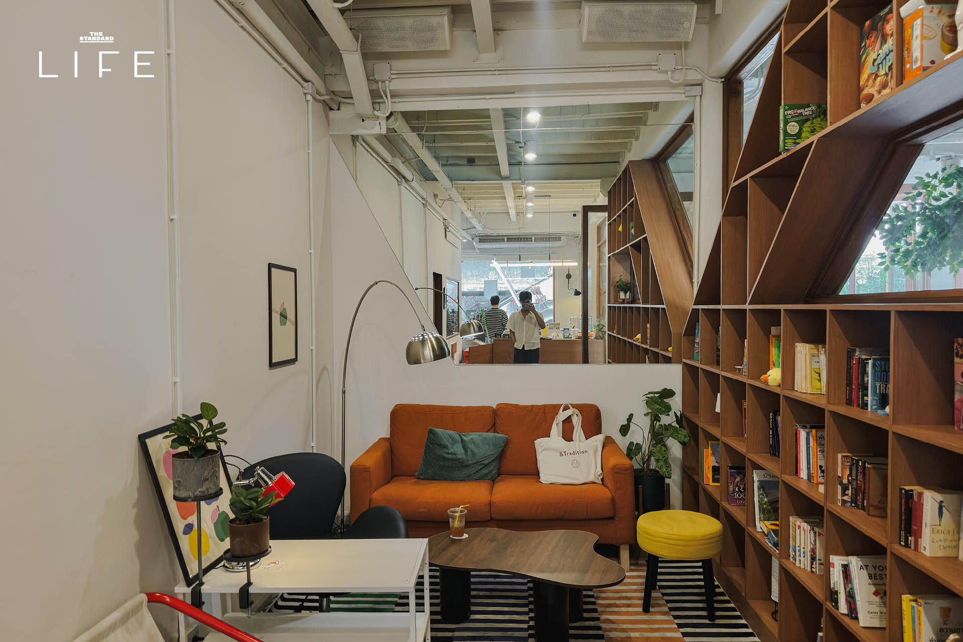 บรรยากาศภายในคาเฟ่ Friends and Duck ย่านสนามเป้า ที่มีดีไซน์โฮมมี่ โปร่งโล่ง พร้อมมุมทำงานใกล้ BTS 9