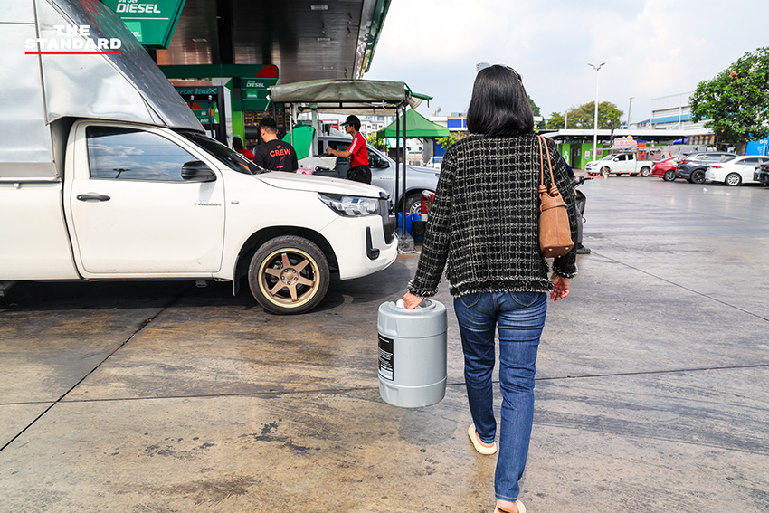 ภาพประชาชนนำแกลลอนและถังสำรองน้ำมันมาต่อคิวรอเติมน้ำมันที่สถานีบริการน้ำมันในจังหวัดปทุมธานี 10
