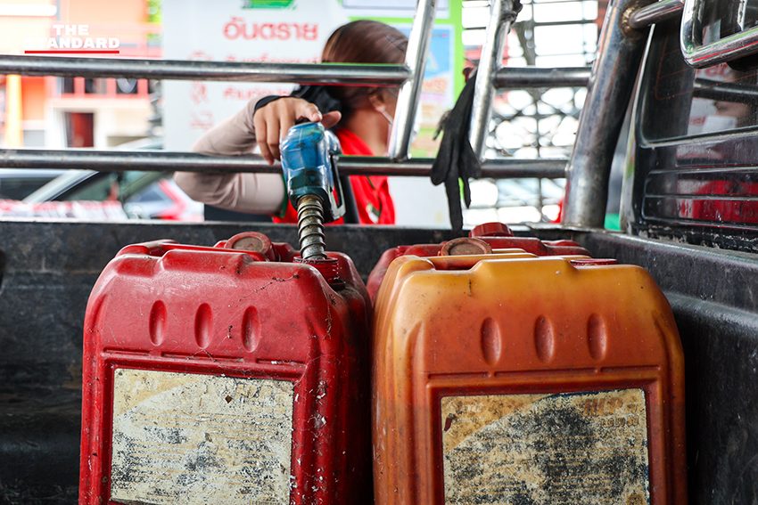 ภาพประชาชนนำแกลลอนและถังสำรองน้ำมันมาต่อคิวรอเติมน้ำมันที่สถานีบริการน้ำมันในจังหวัดปทุมธานี 2