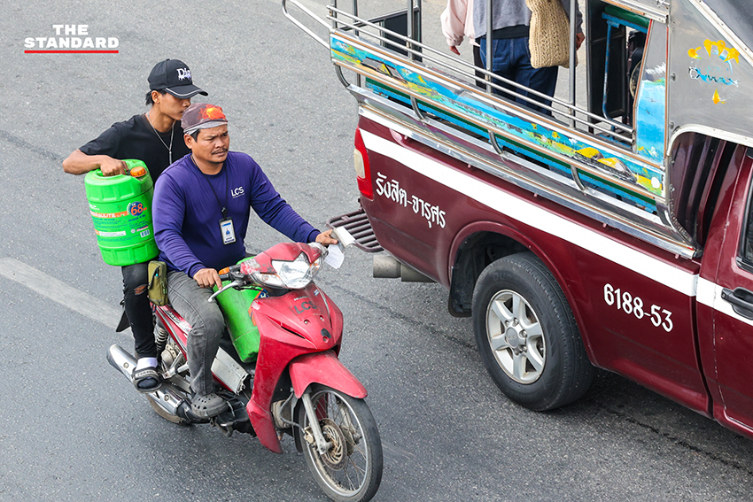 ภาพประชาชนนำแกลลอนและถังสำรองน้ำมันมาต่อคิวรอเติมน้ำมันที่สถานีบริการน้ำมันในจังหวัดปทุมธานี 5