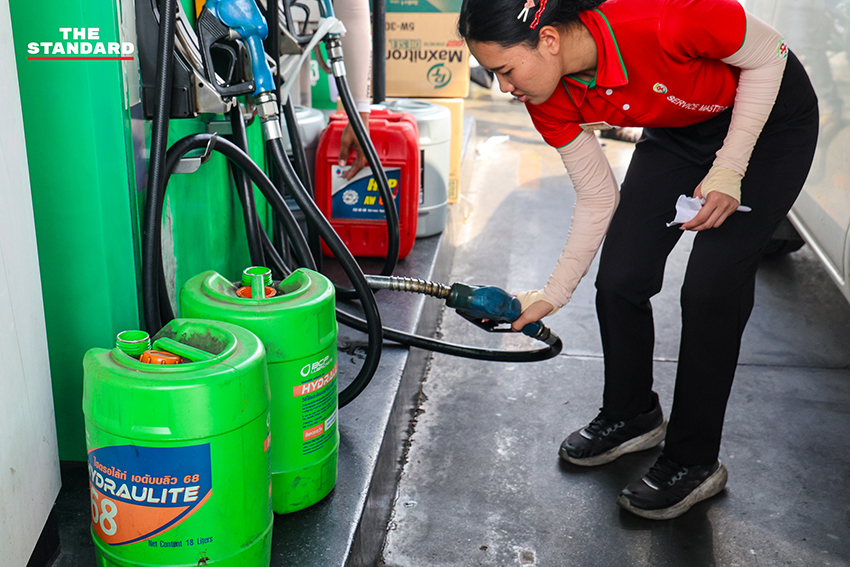 ภาพประชาชนนำแกลลอนและถังสำรองน้ำมันมาต่อคิวรอเติมน้ำมันที่สถานีบริการน้ำมันในจังหวัดปทุมธานี 6