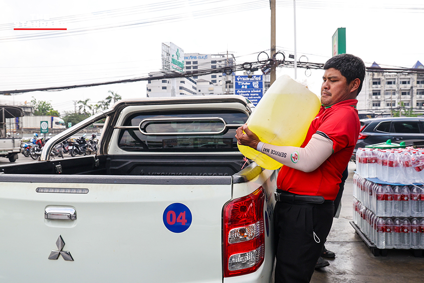ภาพประชาชนนำแกลลอนและถังสำรองน้ำมันมาต่อคิวรอเติมน้ำมันที่สถานีบริการน้ำมันในจังหวัดปทุมธานี 7