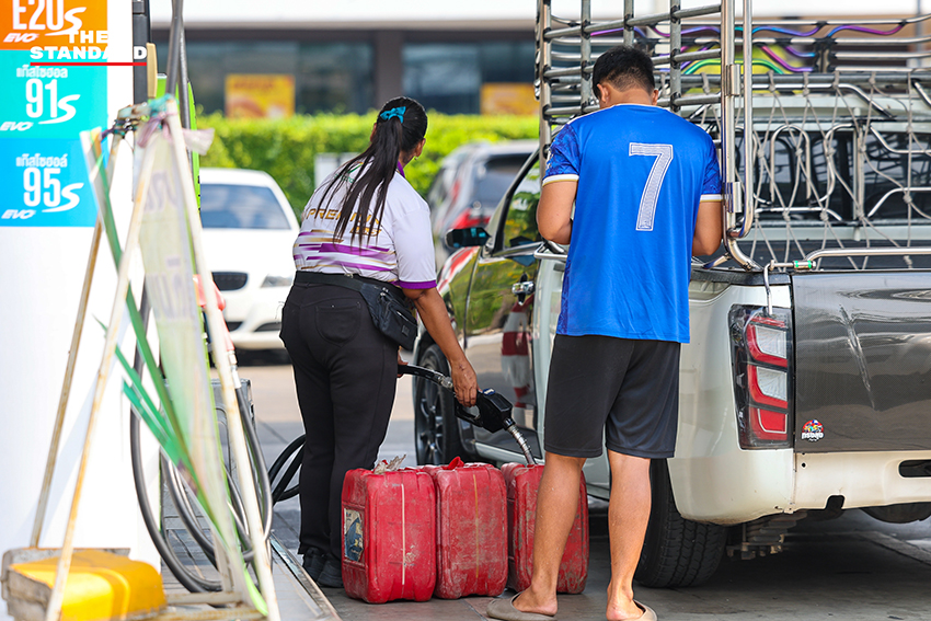 ภาพประชาชนนำแกลลอนและถังสำรองน้ำมันมาต่อคิวรอเติมน้ำมันที่สถานีบริการน้ำมันในจังหวัดปทุมธานี 8