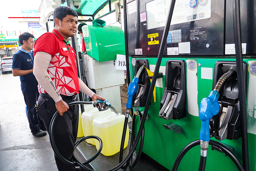 ภาพประชาชนนำแกลลอนและถังสำรองน้ำมันมาต่อคิวรอเติมน้ำมันที่สถานีบริการน้ำมันในจังหวัดปทุมธานี 9