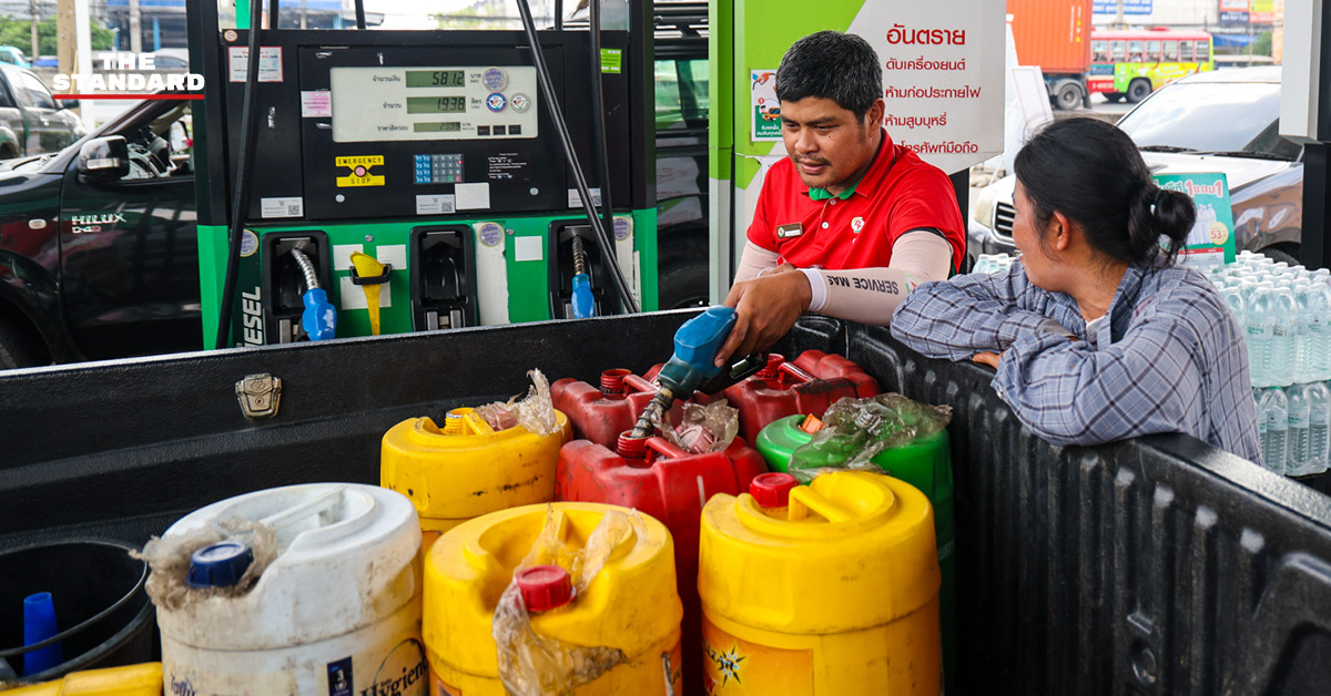 ภาพประชาชนนำแกลลอนและถังสำรองน้ำมันมาต่อคิวรอเติมน้ำมันที่สถานีบริการน้ำมันในจังหวัดปทุมธานี
