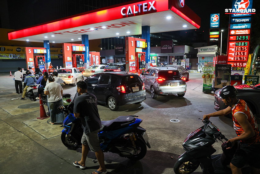 ประชาชนจำนวนมากต่อคิวเติมน้ำมันกลางดึก หลัง กบน. ประกาศขึ้นราคาดีเซลและเบนซิน 1
