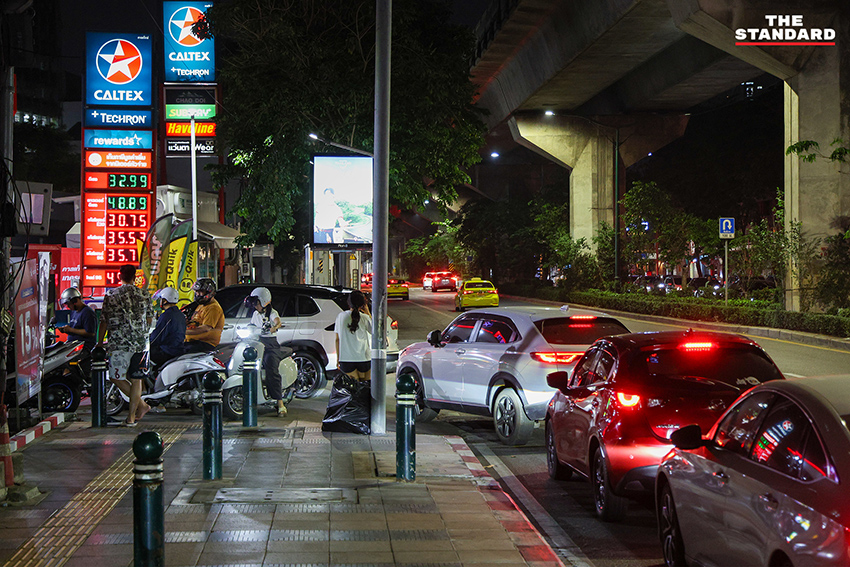 ประชาชนจำนวนมากต่อคิวเติมน้ำมันกลางดึก หลัง กบน. ประกาศขึ้นราคาดีเซลและเบนซิน 10