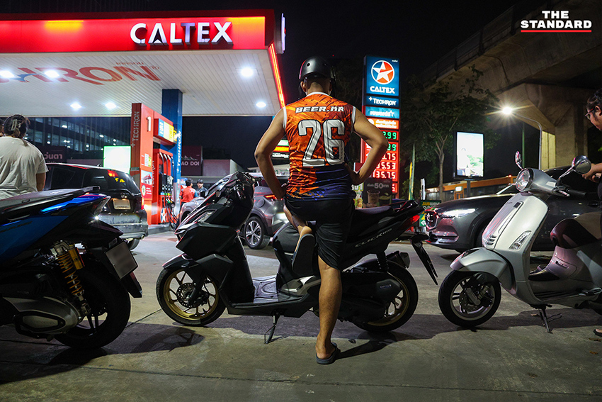 ประชาชนจำนวนมากต่อคิวเติมน้ำมันกลางดึก หลัง กบน. ประกาศขึ้นราคาดีเซลและเบนซิน 11