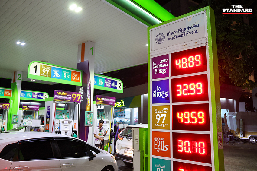 ประชาชนจำนวนมากต่อคิวเติมน้ำมันกลางดึก หลัง กบน. ประกาศขึ้นราคาดีเซลและเบนซิน 12