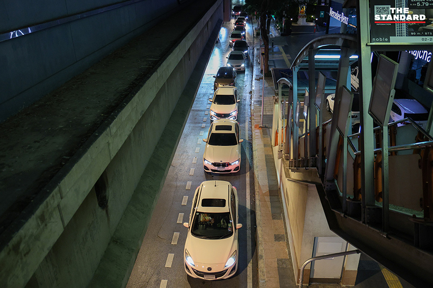 ประชาชนจำนวนมากต่อคิวเติมน้ำมันกลางดึก หลัง กบน. ประกาศขึ้นราคาดีเซลและเบนซิน 2