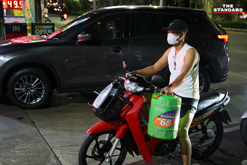 ประชาชนจำนวนมากต่อคิวเติมน้ำมันกลางดึก หลัง กบน. ประกาศขึ้นราคาดีเซลและเบนซิน 3