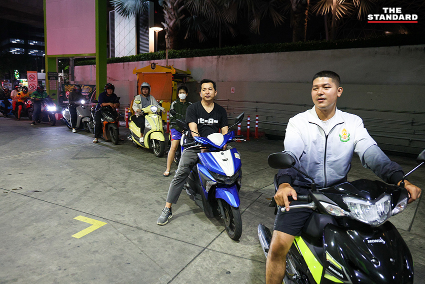 ประชาชนจำนวนมากต่อคิวเติมน้ำมันกลางดึก หลัง กบน. ประกาศขึ้นราคาดีเซลและเบนซิน 5