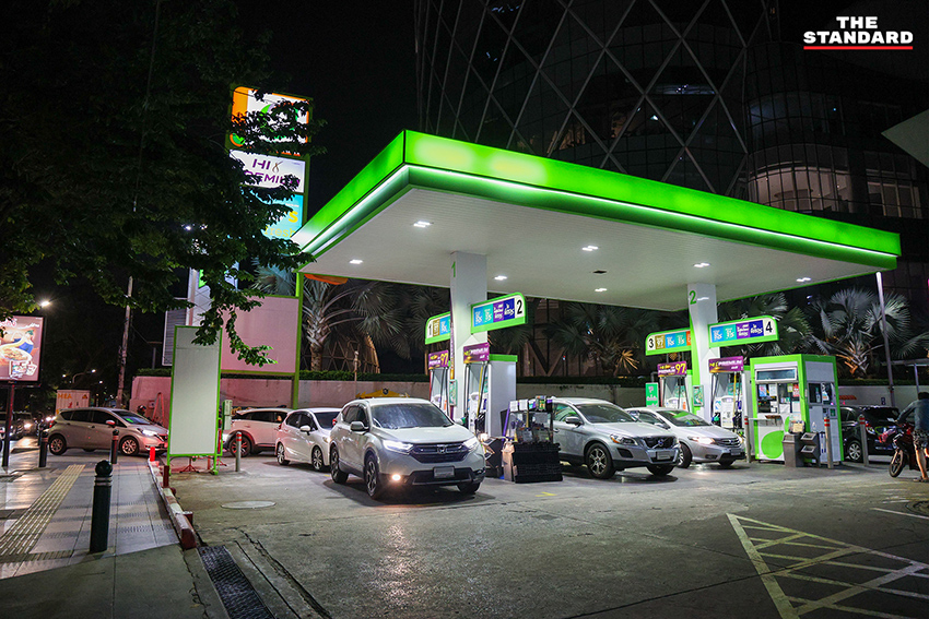 ประชาชนจำนวนมากต่อคิวเติมน้ำมันกลางดึก หลัง กบน. ประกาศขึ้นราคาดีเซลและเบนซิน 7