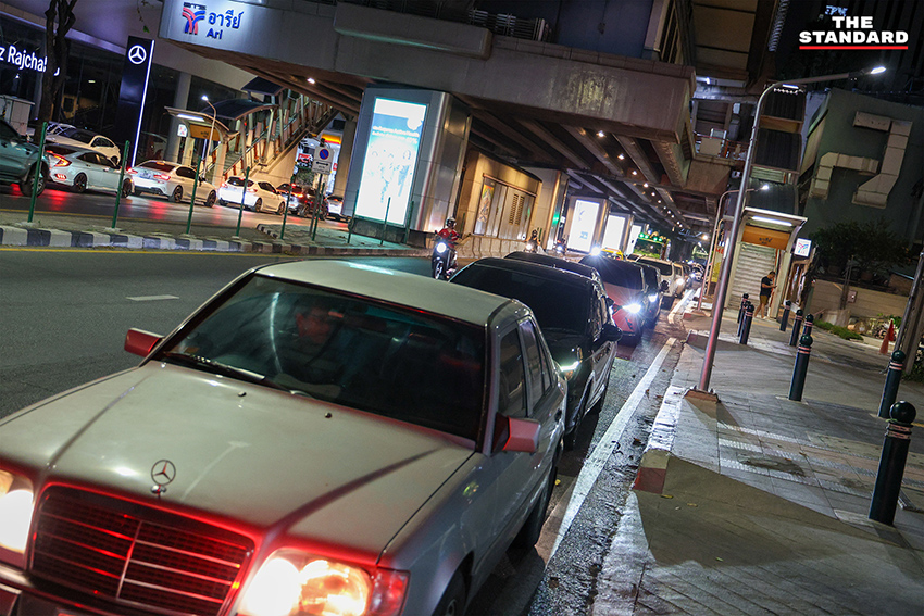 ประชาชนจำนวนมากต่อคิวเติมน้ำมันกลางดึก หลัง กบน. ประกาศขึ้นราคาดีเซลและเบนซิน 8