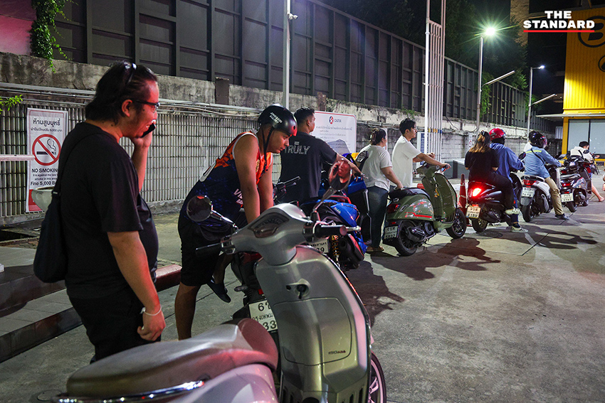 ประชาชนจำนวนมากต่อคิวเติมน้ำมันกลางดึก หลัง กบน. ประกาศขึ้นราคาดีเซลและเบนซิน 9