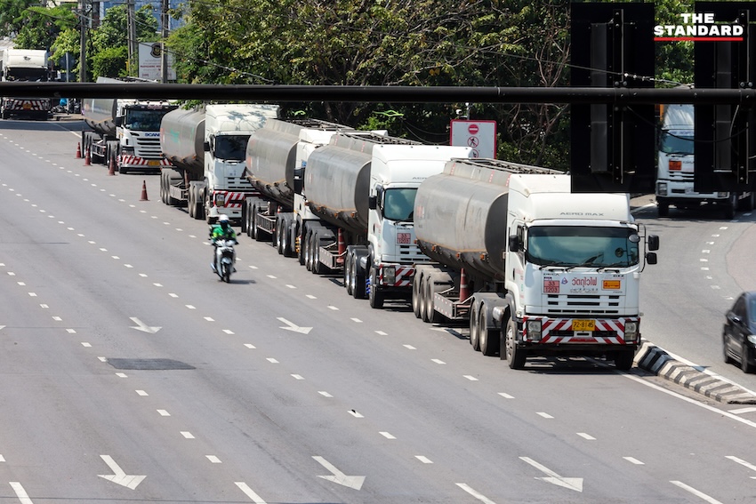 ภาพรถบรรทุกน้ำมันหลายคันจอดเรียงรายอยู่ริมถนนสุขสวัสดิ์ จังหวัดสมุทรปราการ ระหว่างรอรับน้ำมันจากคลัง 1