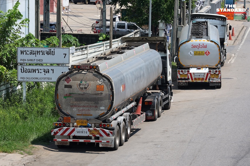 ภาพรถบรรทุกน้ำมันหลายคันจอดเรียงรายอยู่ริมถนนสุขสวัสดิ์ จังหวัดสมุทรปราการ ระหว่างรอรับน้ำมันจากคลัง 2