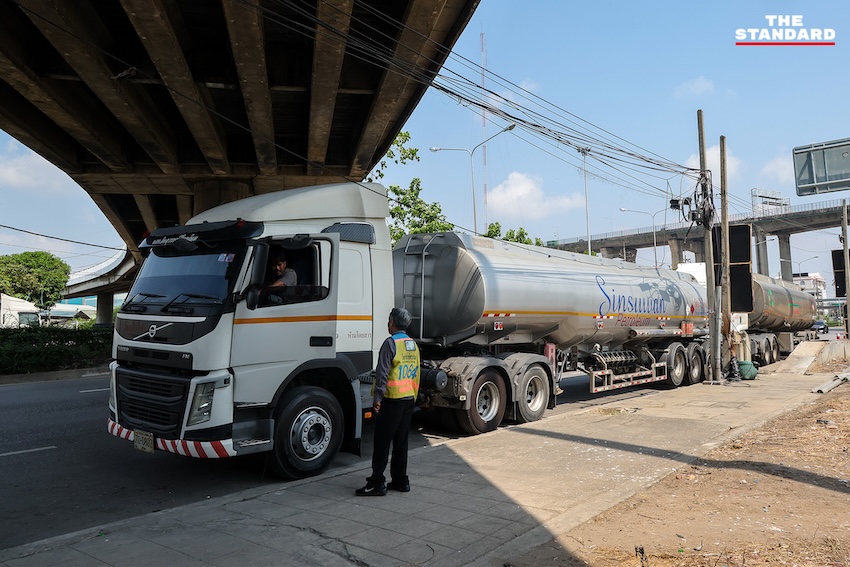 ภาพรถบรรทุกน้ำมันหลายคันจอดเรียงรายอยู่ริมถนนสุขสวัสดิ์ จังหวัดสมุทรปราการ ระหว่างรอรับน้ำมันจากคลัง 3