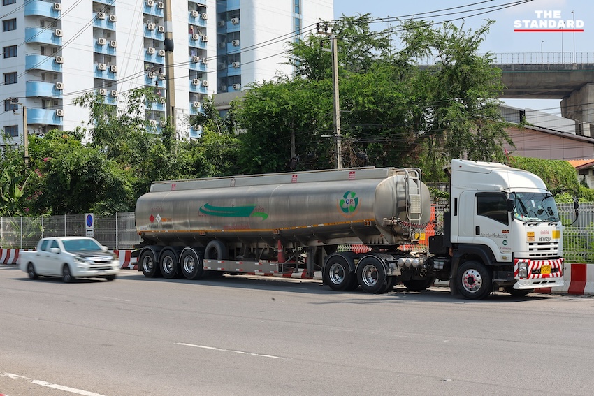 ภาพรถบรรทุกน้ำมันหลายคันจอดเรียงรายอยู่ริมถนนสุขสวัสดิ์ จังหวัดสมุทรปราการ ระหว่างรอรับน้ำมันจากคลัง 4