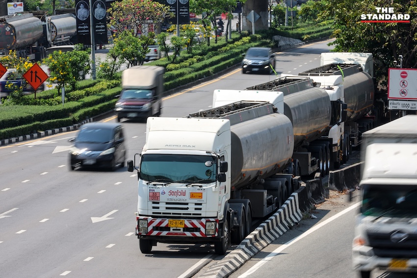 ภาพรถบรรทุกน้ำมันหลายคันจอดเรียงรายอยู่ริมถนนสุขสวัสดิ์ จังหวัดสมุทรปราการ ระหว่างรอรับน้ำมันจากคลัง 5