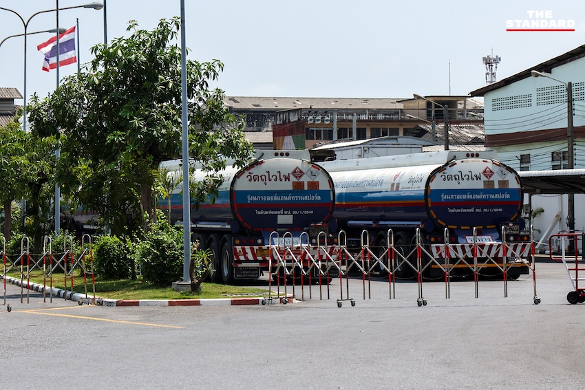 ภาพรถบรรทุกน้ำมันหลายคันจอดเรียงรายอยู่ริมถนนสุขสวัสดิ์ จังหวัดสมุทรปราการ ระหว่างรอรับน้ำมันจากคลัง 6