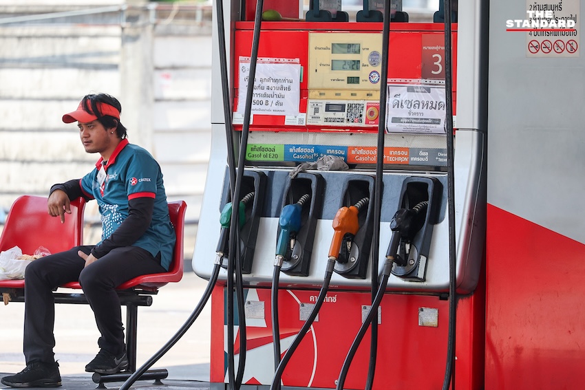 ภาพรถบรรทุกน้ำมันหลายคันจอดเรียงรายอยู่ริมถนนสุขสวัสดิ์ จังหวัดสมุทรปราการ ระหว่างรอรับน้ำมันจากคลัง 7