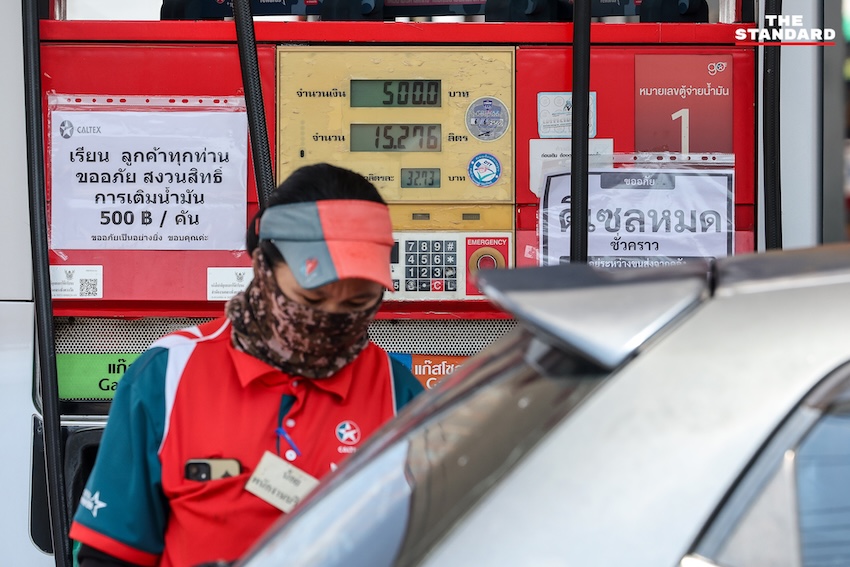 ภาพรถบรรทุกน้ำมันหลายคันจอดเรียงรายอยู่ริมถนนสุขสวัสดิ์ จังหวัดสมุทรปราการ ระหว่างรอรับน้ำมันจากคลัง 8