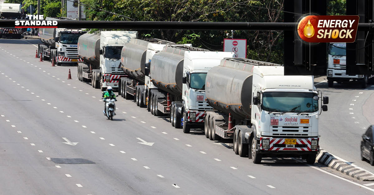 ภาพรถบรรทุกน้ำมันหลายคันจอดเรียงรายอยู่ริมถนนสุขสวัสดิ์ จังหวัดสมุทรปราการ ระหว่างรอรับน้ำมันจากคลัง