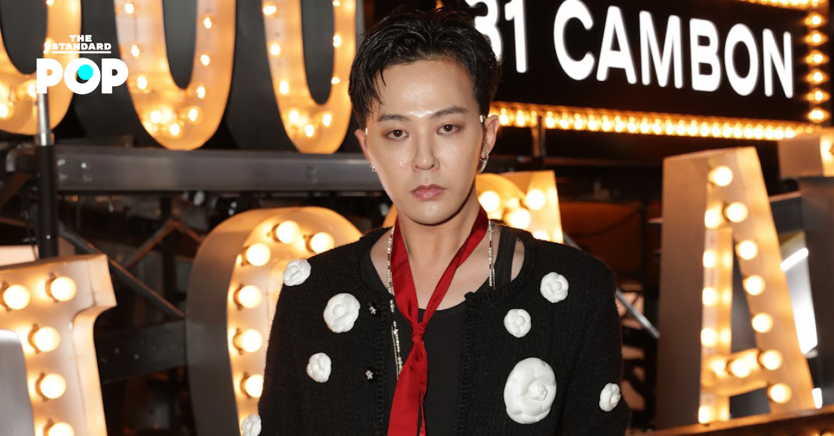 G-DRAGON กำลังกล่าวสุนทรพจน์ผ่านวิดีโอในพิธีจบการศึกษาของสถาบัน KAIST