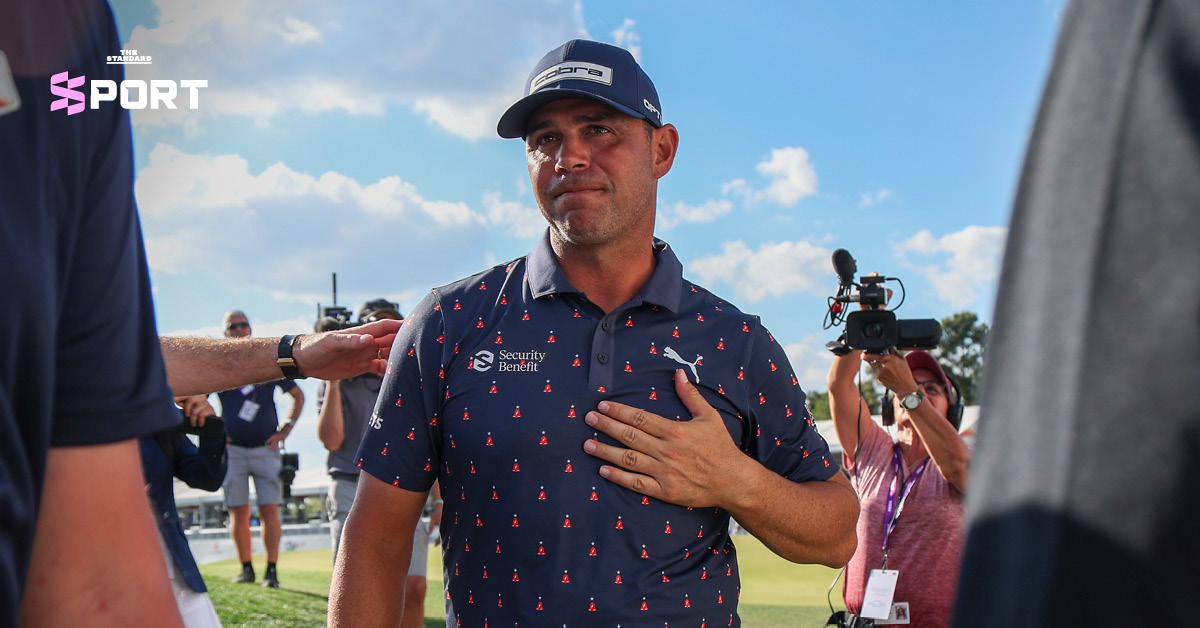 แกรี วูดแลนด์ นักกอล์ฟฉลองชัยชนะด้วยการชูมือขึ้นฟ้า