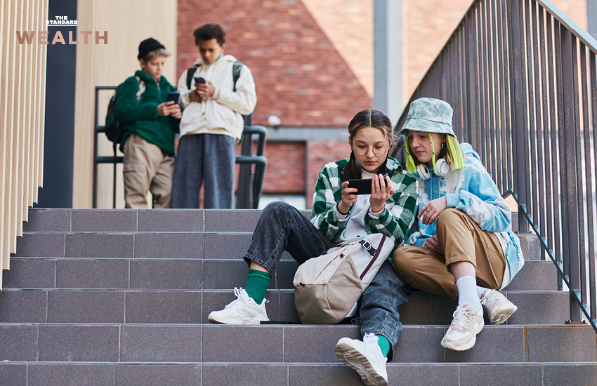 ภาพเด็กสาวรุ่น Gen Alpha กำลังยืนอยู่บนโครงสร้างสีเหลือง สะท้อนการเติบโตในโลกสมัยใหม่ที่เต็มไปด้วยโอกาสและความท้าทาย 1