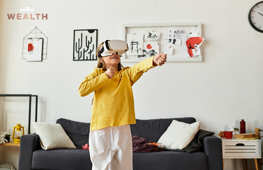 ภาพเด็กสาวรุ่น Gen Alpha กำลังยืนอยู่บนโครงสร้างสีเหลือง สะท้อนการเติบโตในโลกสมัยใหม่ที่เต็มไปด้วยโอกาสและความท้าทาย 2